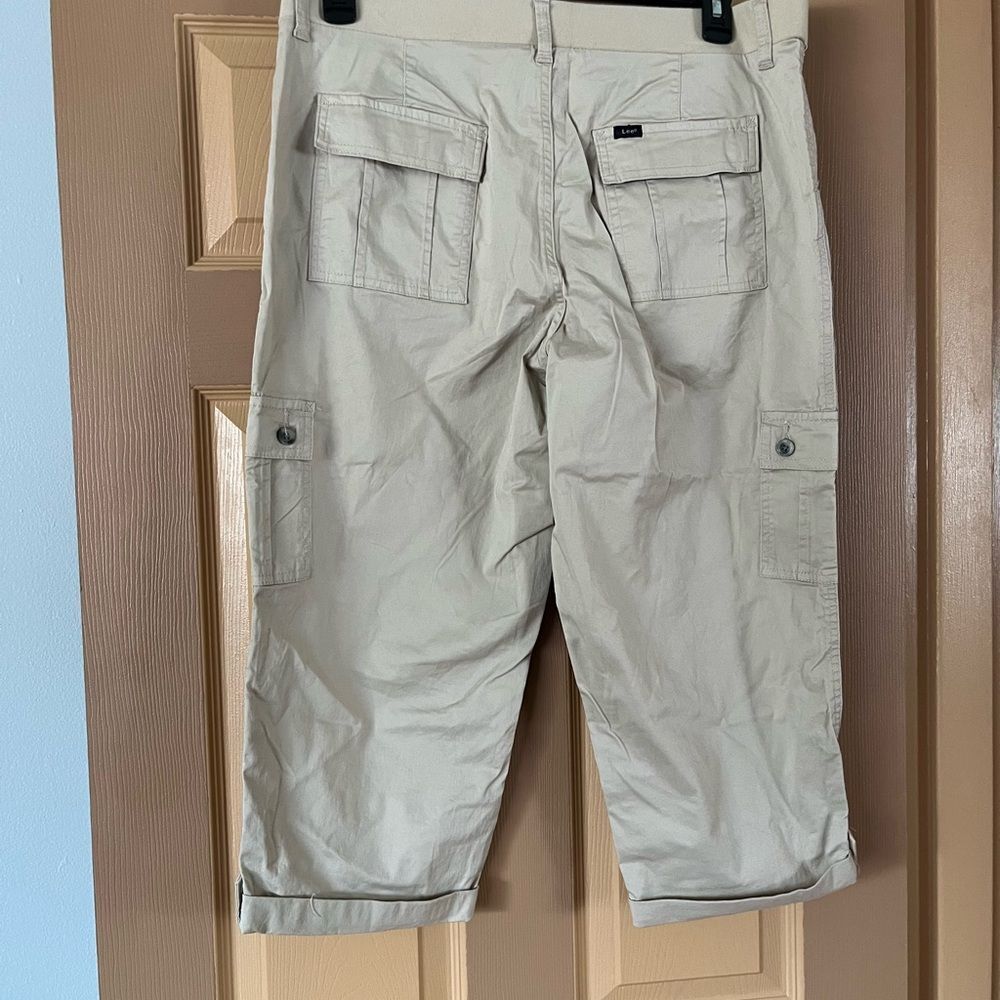 Women Lee capri jeans size 16 M new with tags.